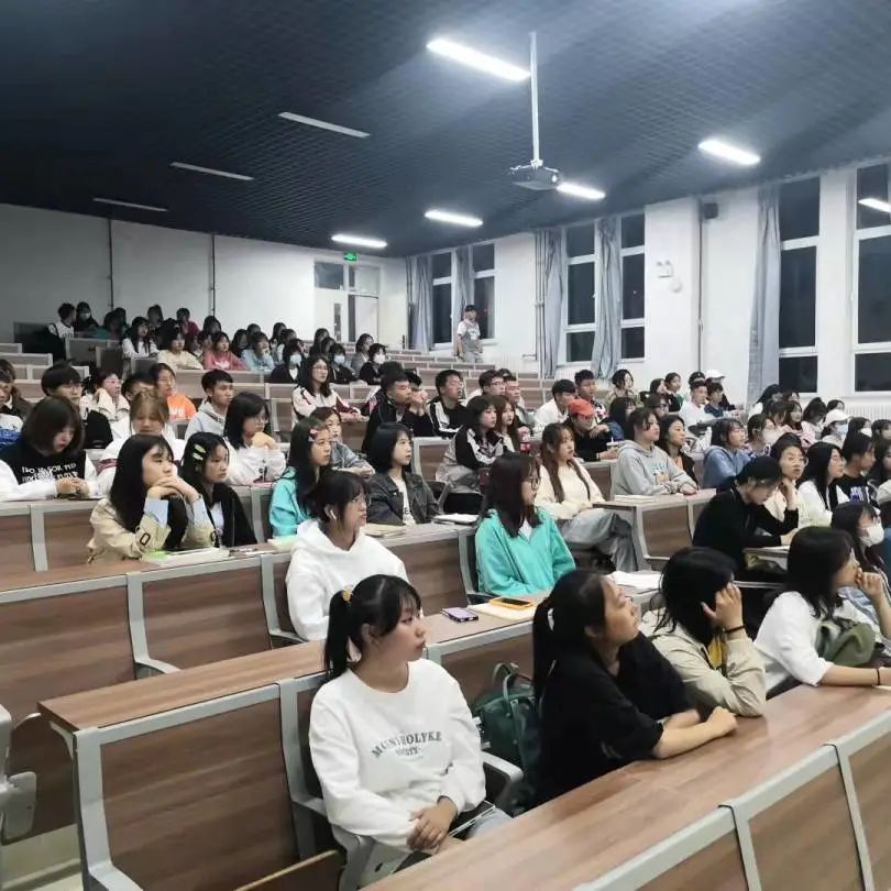 传承精神 致敬楷模 | 新闻传播学院组织学生观看传承雷锋精神大型主题云团课