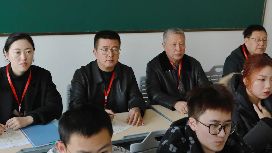 校领导开学首日深入课堂一线听课