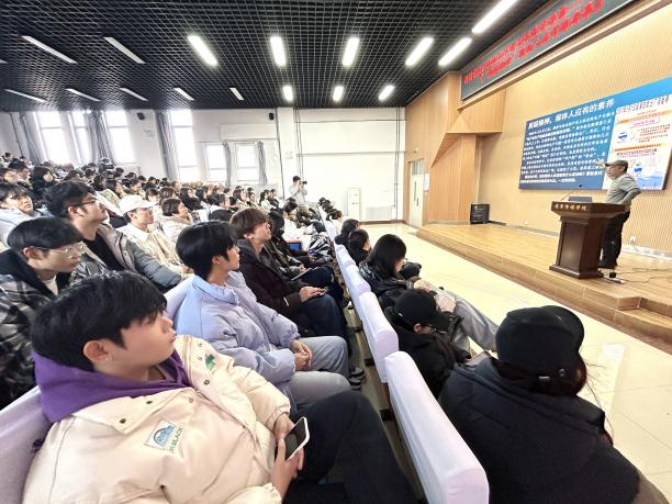 激发质疑思维 培养职业素养 | 新闻学院举办《质疑精神，媒体人应有的素养》专题讲座